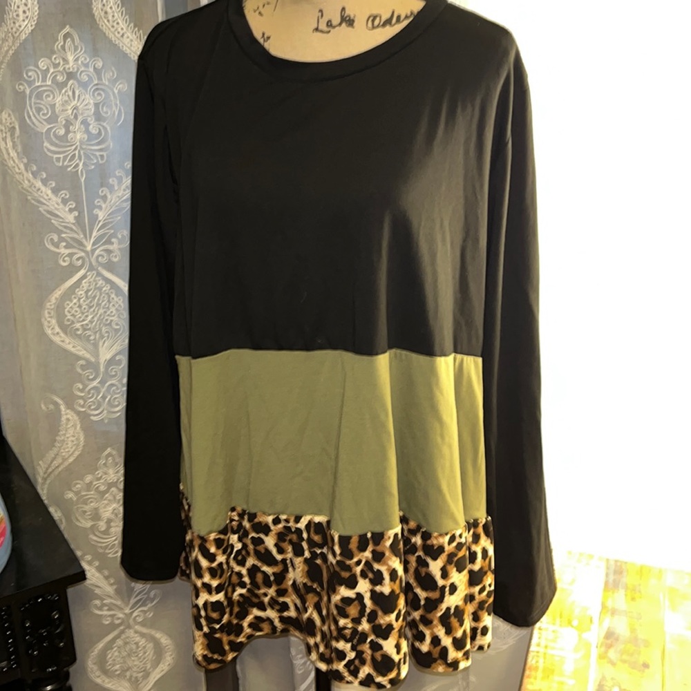 6 for 30$ SHEIN curve top euc never worn sz 3 x but fits like a 2x